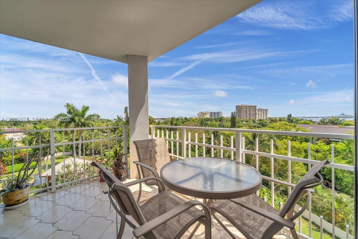 TOWERS OF QUAYSIDE CONDO - Residential