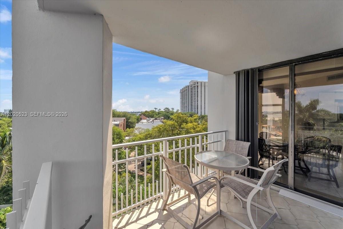 TOWERS OF QUAYSIDE CONDO - Residential
