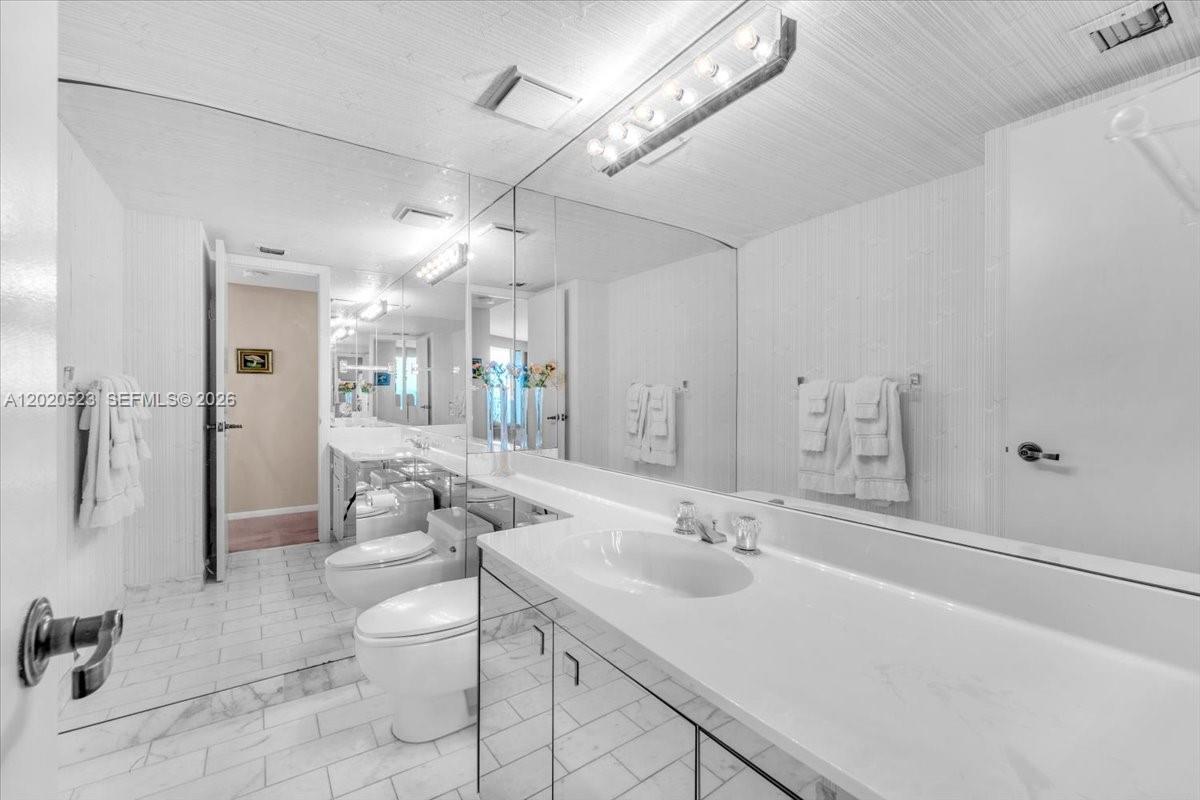 TOWERS OF QUAYSIDE CONDO - Residential