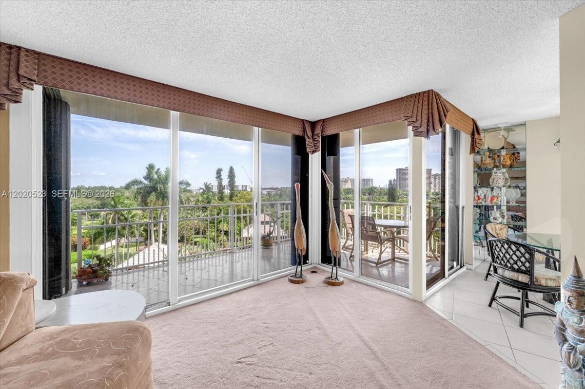 TOWERS OF QUAYSIDE CONDO - Residential