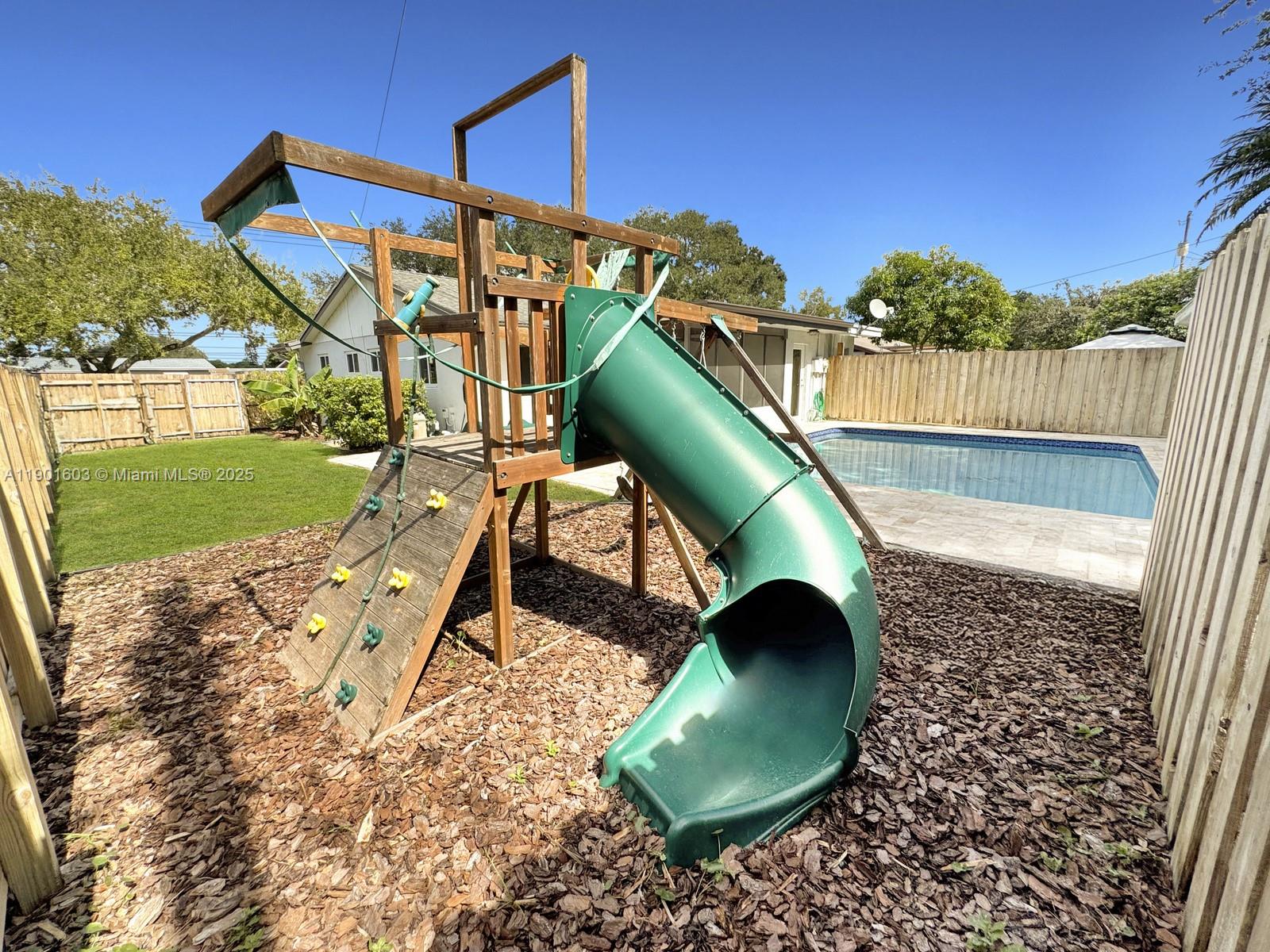 SUMMERTIME HILLS - Residential