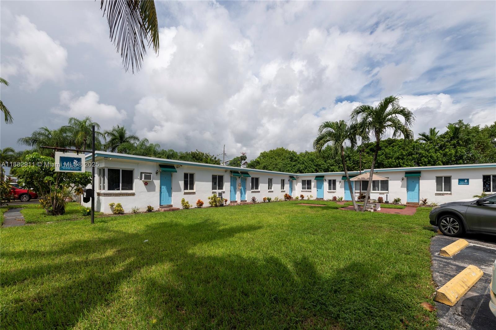 Efficency for rent fully renovated Hallandale Beach .
Available for immediate occupancy .Fast approval.
Parking ,internet ,eletricity included.