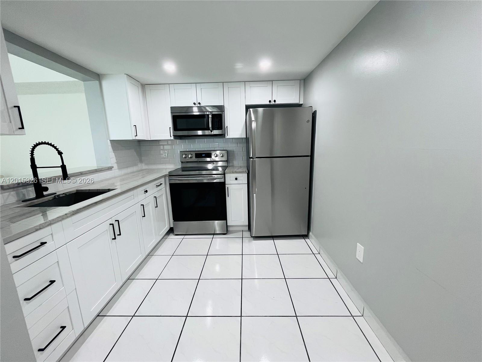 INTERNATIONAL TOWERS COND - Residential Lease