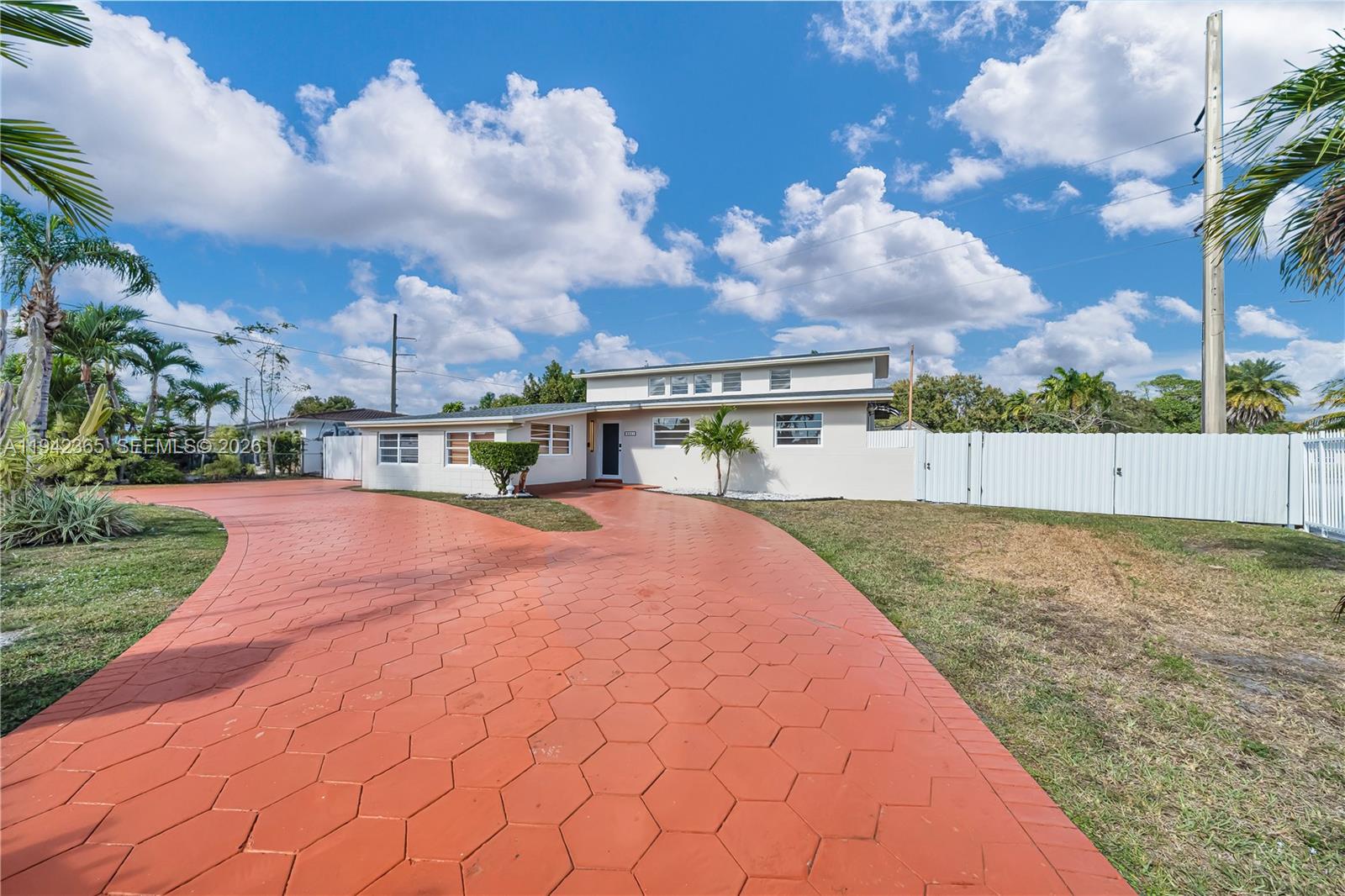 FONTAINEBLEAU GARDENS 1ST - Residential