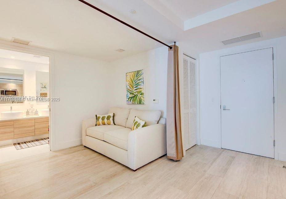 HYDE MIDTOWN - Residential