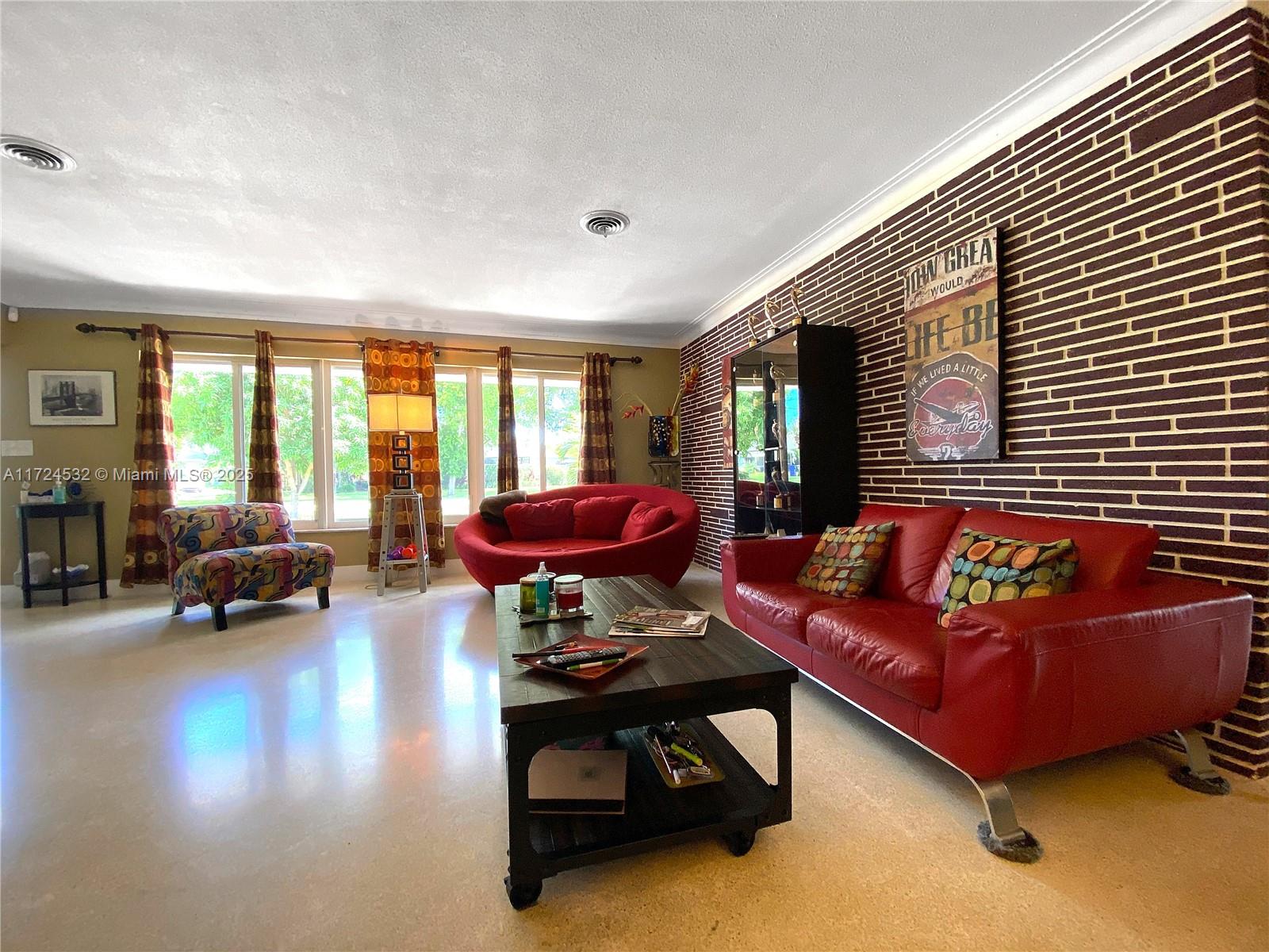 HOLLYWOOD HILLS - Residential