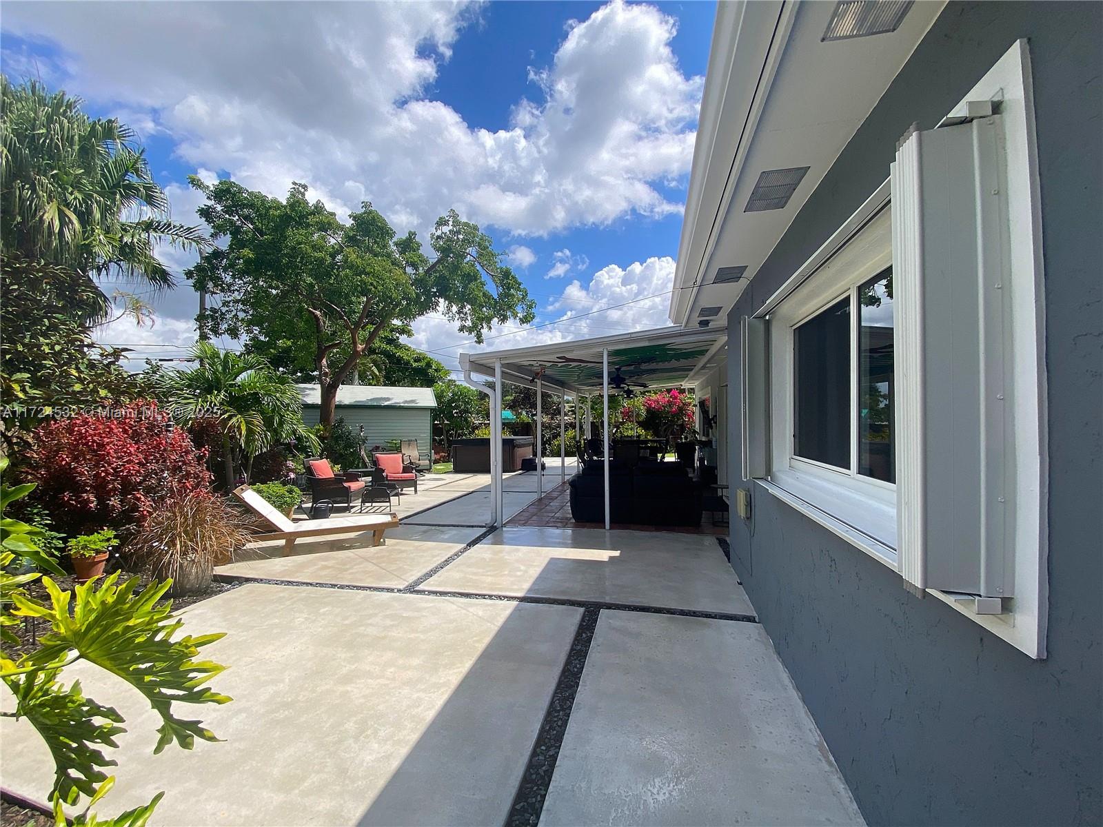 HOLLYWOOD HILLS - Residential