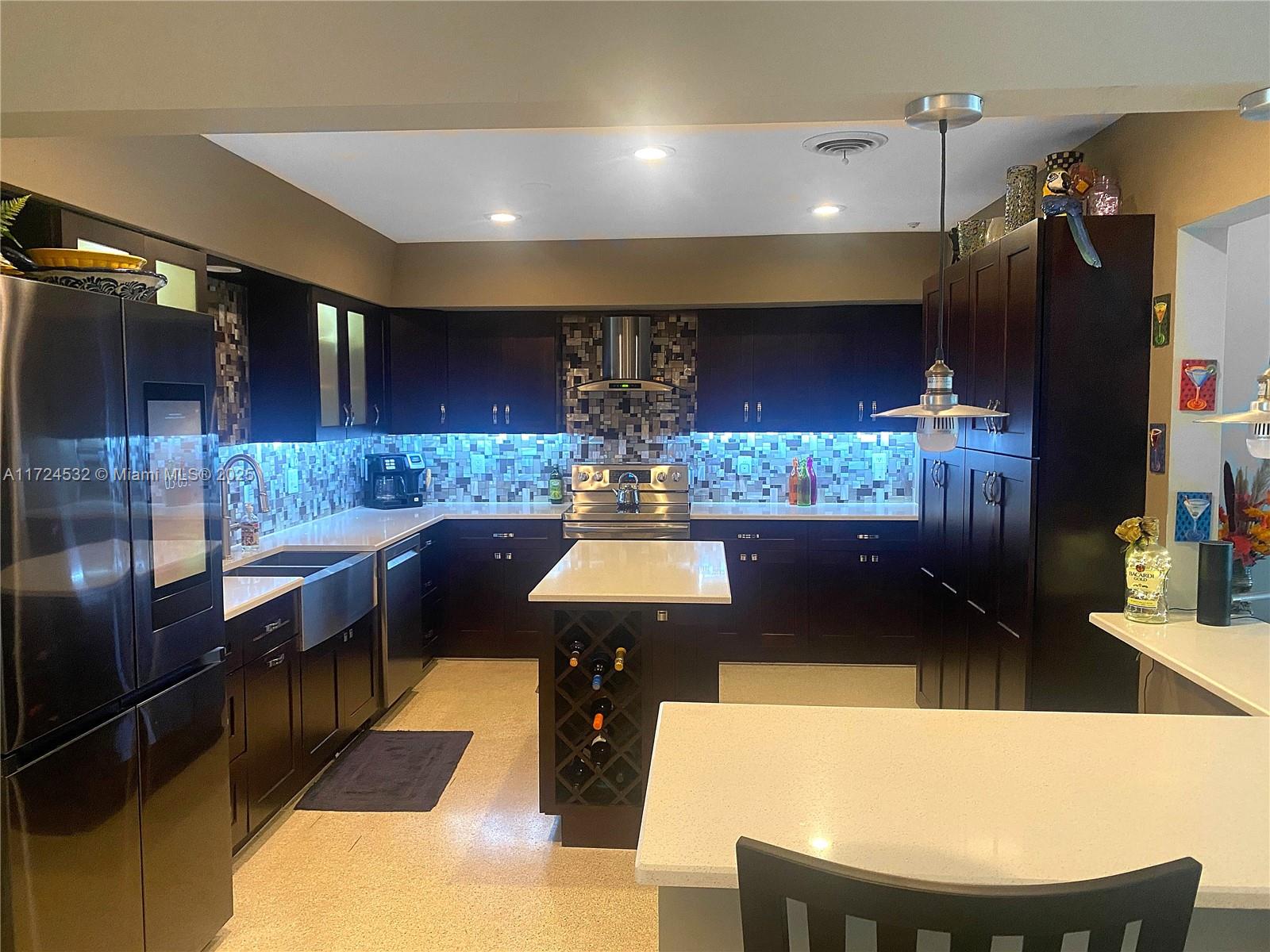 HOLLYWOOD HILLS - Residential