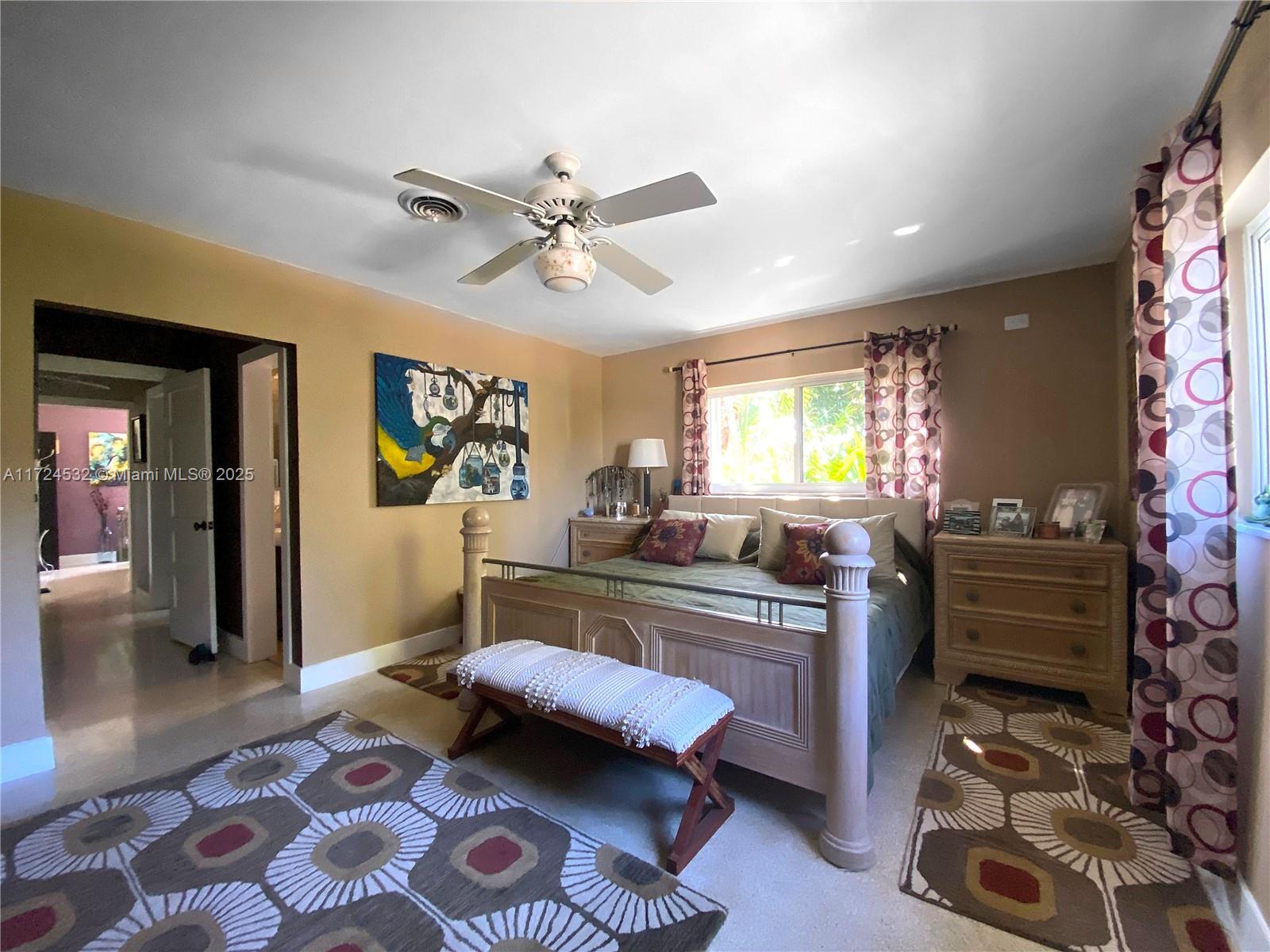 HOLLYWOOD HILLS - Residential