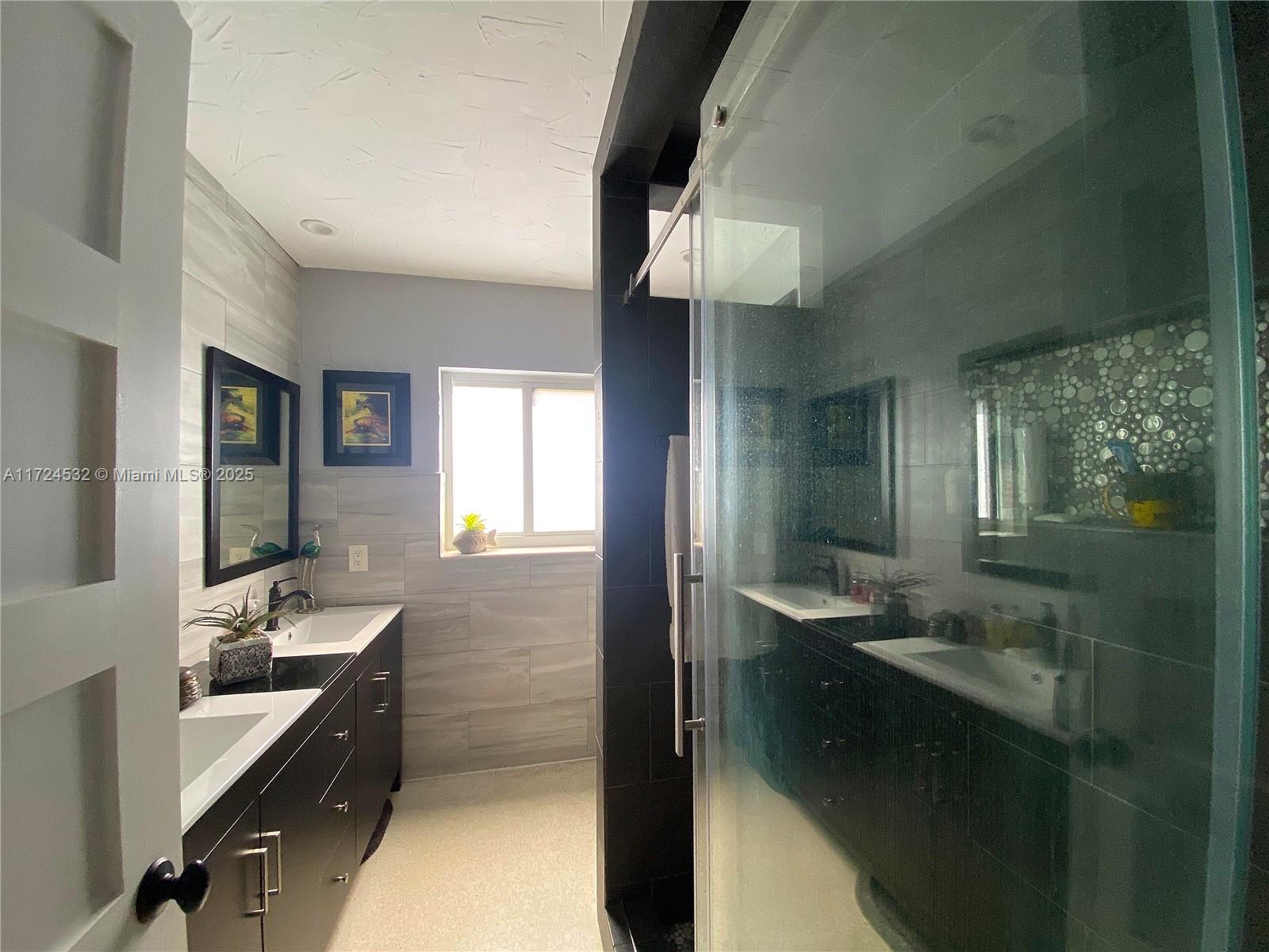 HOLLYWOOD HILLS - Residential