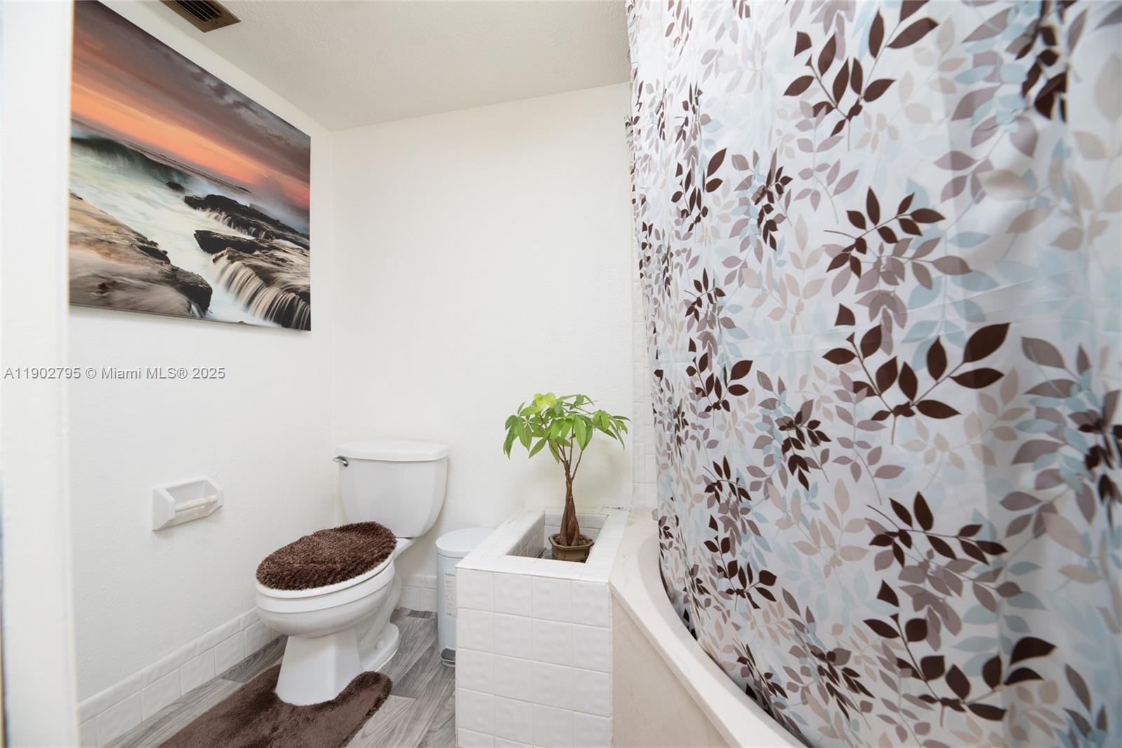 HAMMOCKS-LAKE FOREST COND - Residential