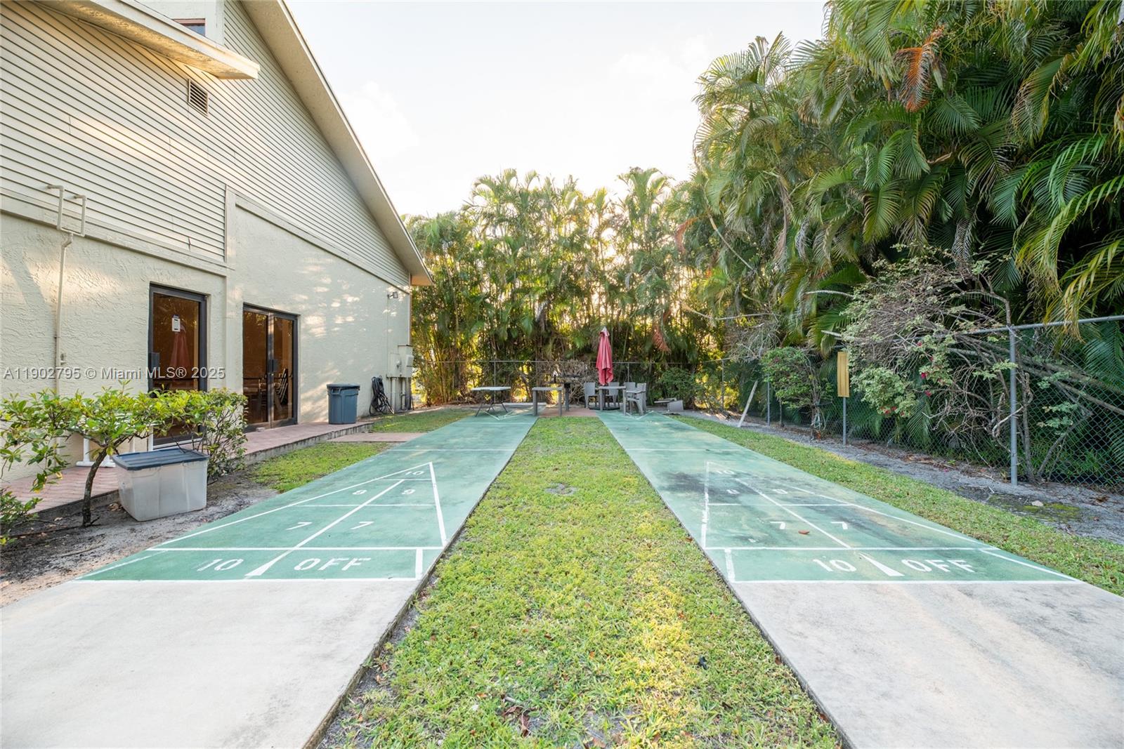 HAMMOCKS-LAKE FOREST COND - Residential