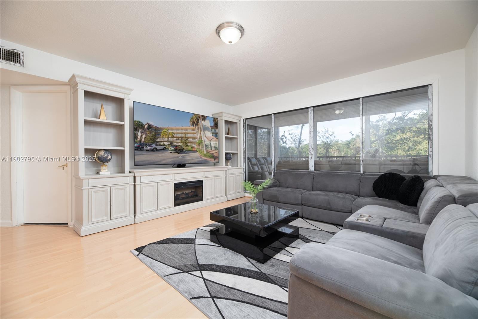 HAMMOCKS-LAKE FOREST COND - Residential