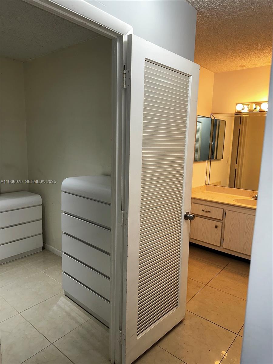 HALLMARK OF HOLLYWOOD CON - Residential