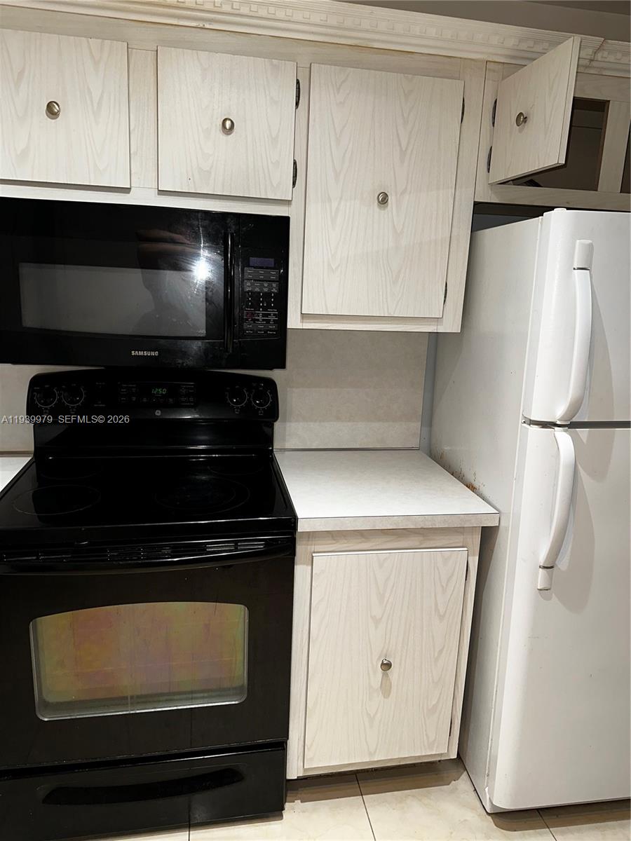 HALLMARK OF HOLLYWOOD CON - Residential