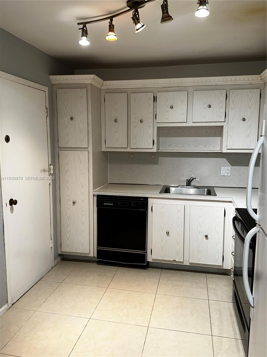 HALLMARK OF HOLLYWOOD CON - Residential