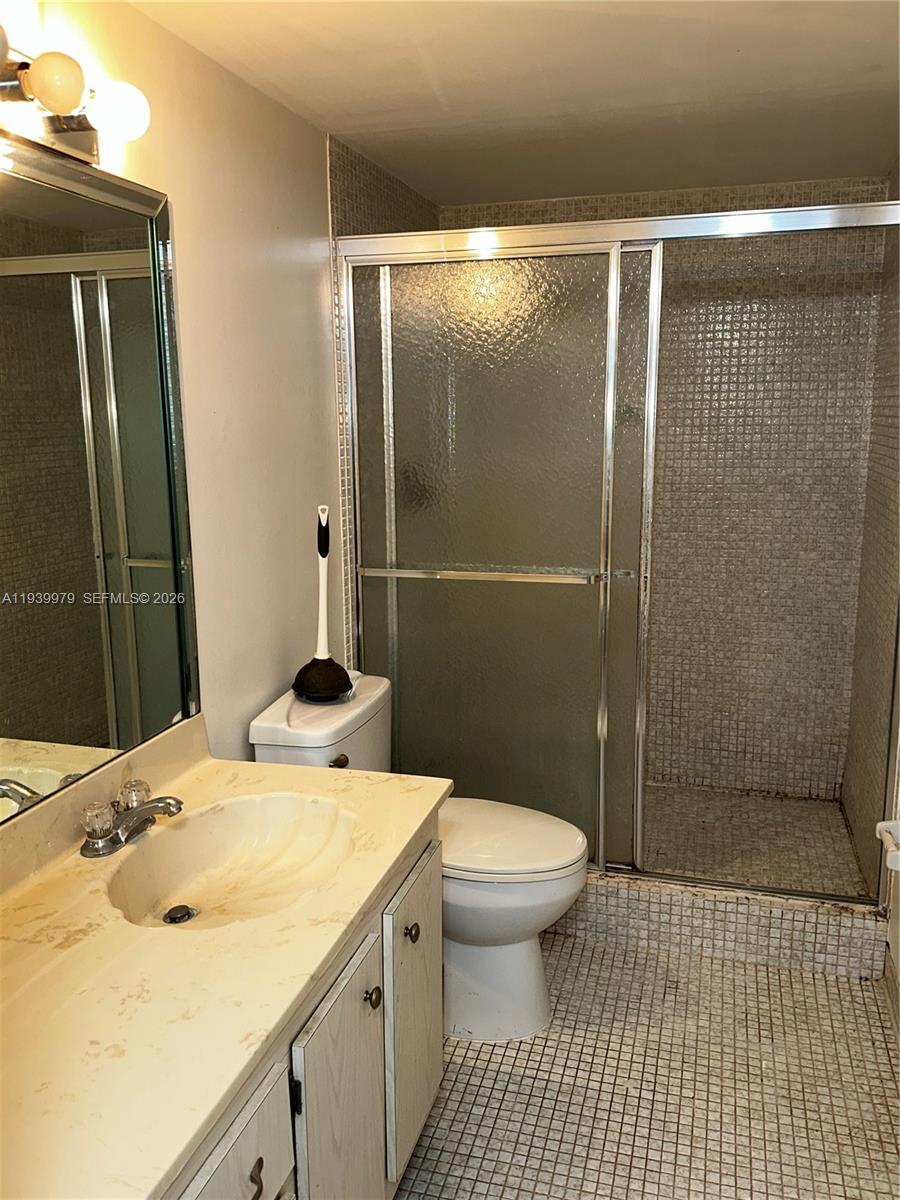 HALLMARK OF HOLLYWOOD CON - Residential