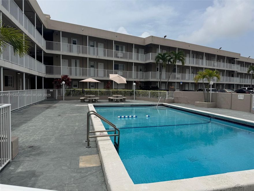 Boutique studio in the heart of Coral Gables, just steps away from top restaurants and shops. Perfect for those seeking prime location at a great price in Coral Gables!