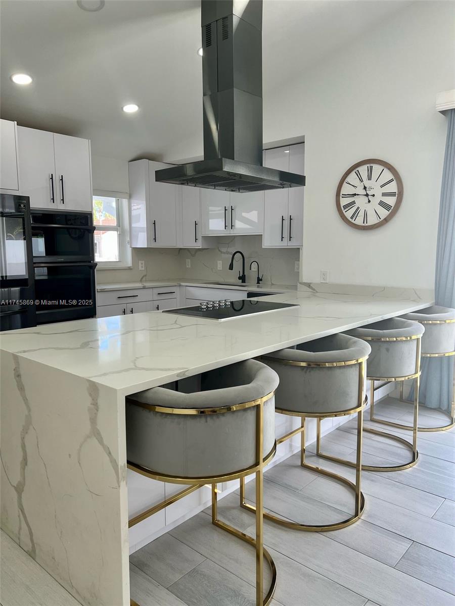 Don't miss the opportunity to rent this fabulous house completely remodeled and rarely available in Riverglen!!!
This house features white marble kitchen and bathroom countertops, an open concept spacious layout with 3 bedrooms, 2 bathrooms, a playroom and an office. Salt water system is installed in the entire house. State-of-the-art kitchen facing a crystal clear blue swimming pool perfect for family entertainment.