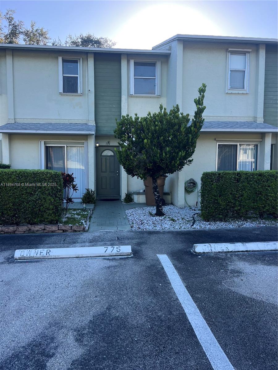 location , nice townhome 2 master bedrooms and 2 master bathrooms , half bathroom in the first floor , quiet neighborhood and very close to I 95 , nice pool , HOA include cable , water, roof insurance , 2 parking spaces in from of the house , lease ok with not wait time , seller offering $8,000 contribution for buyer closing costs.