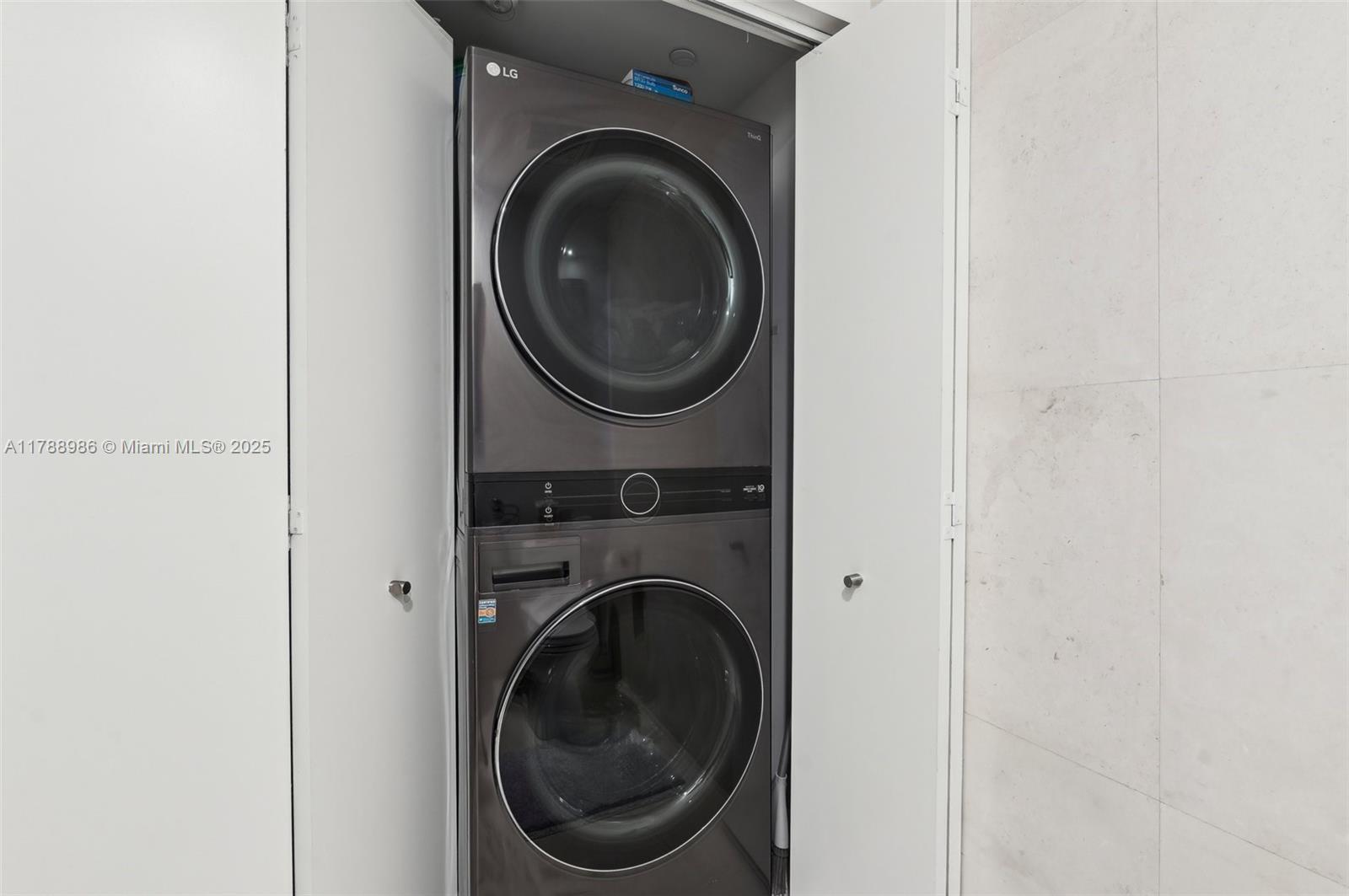 CARBONELL CONDO - Residential