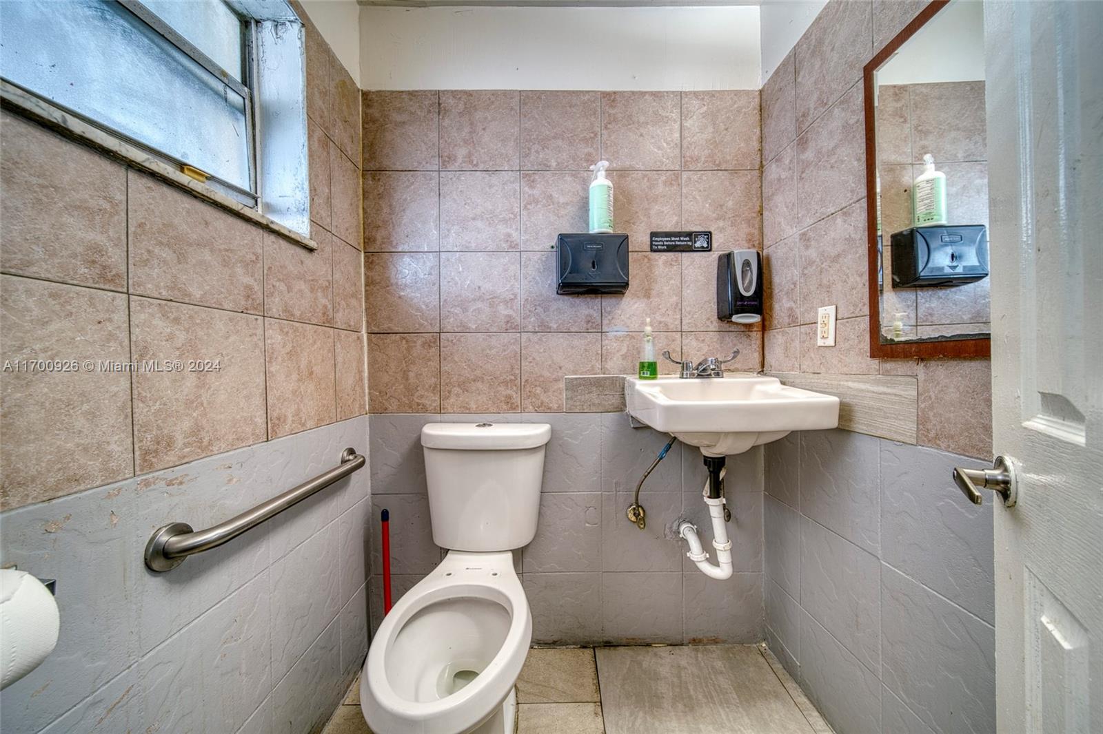 Main image without alt text