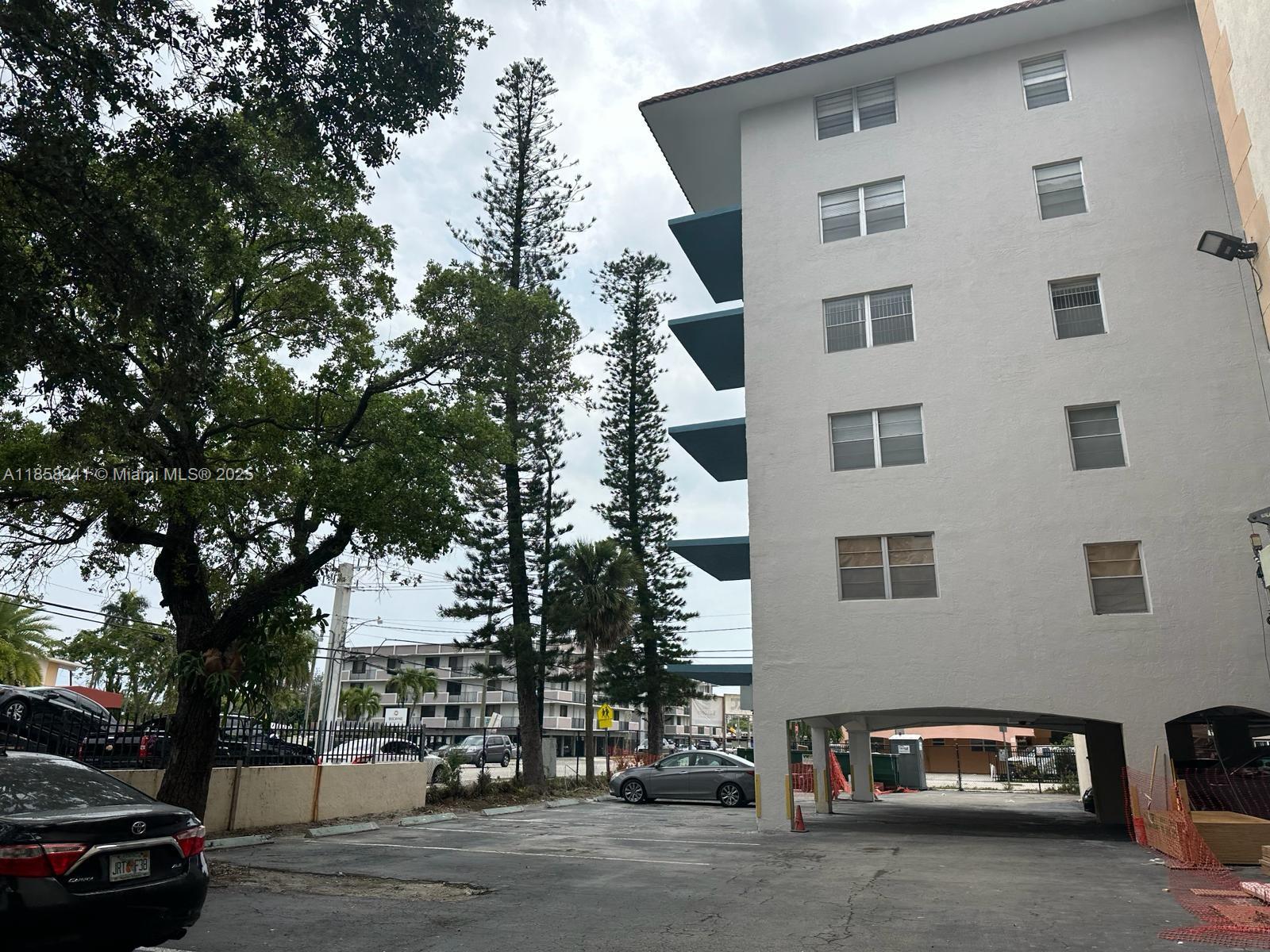 Priced to sell!! Spacious 1 bed/1 bath unit with natural lighting. Excellent location, close to I95, shopping center and easy access to the beach. The condo has a secured gate and assigned parking. Currently rented for $1700. Special assessment of $396 monthly.