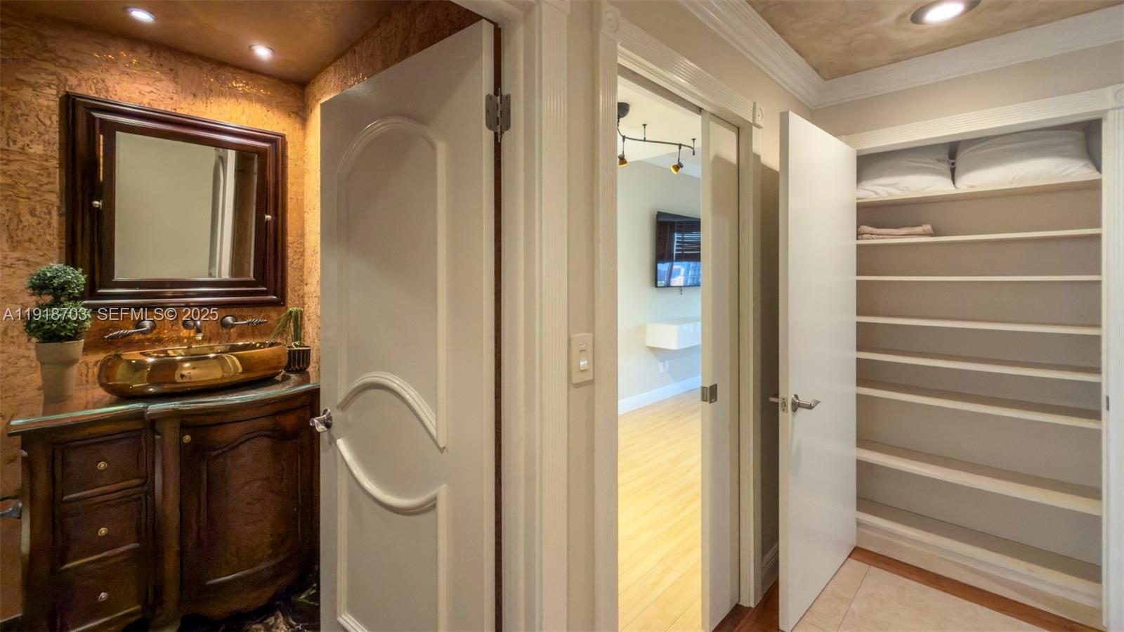 2000 ISL BLVD WILLIAMS IS - Residential