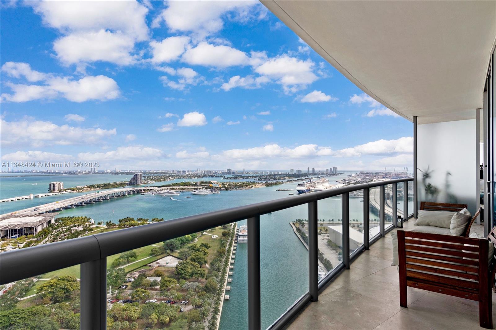 2-bedroom corner unit with astonishing views to Biscayne Bay. Very luminous. Pool, jacuzzi, gym and amenities deck. One assigned parking spot. Quick and easy access to South Beach, Brickell and main motorways. Walking distance to Miami Heat Arena, Maurice Ferre Park and Pamm Museum.