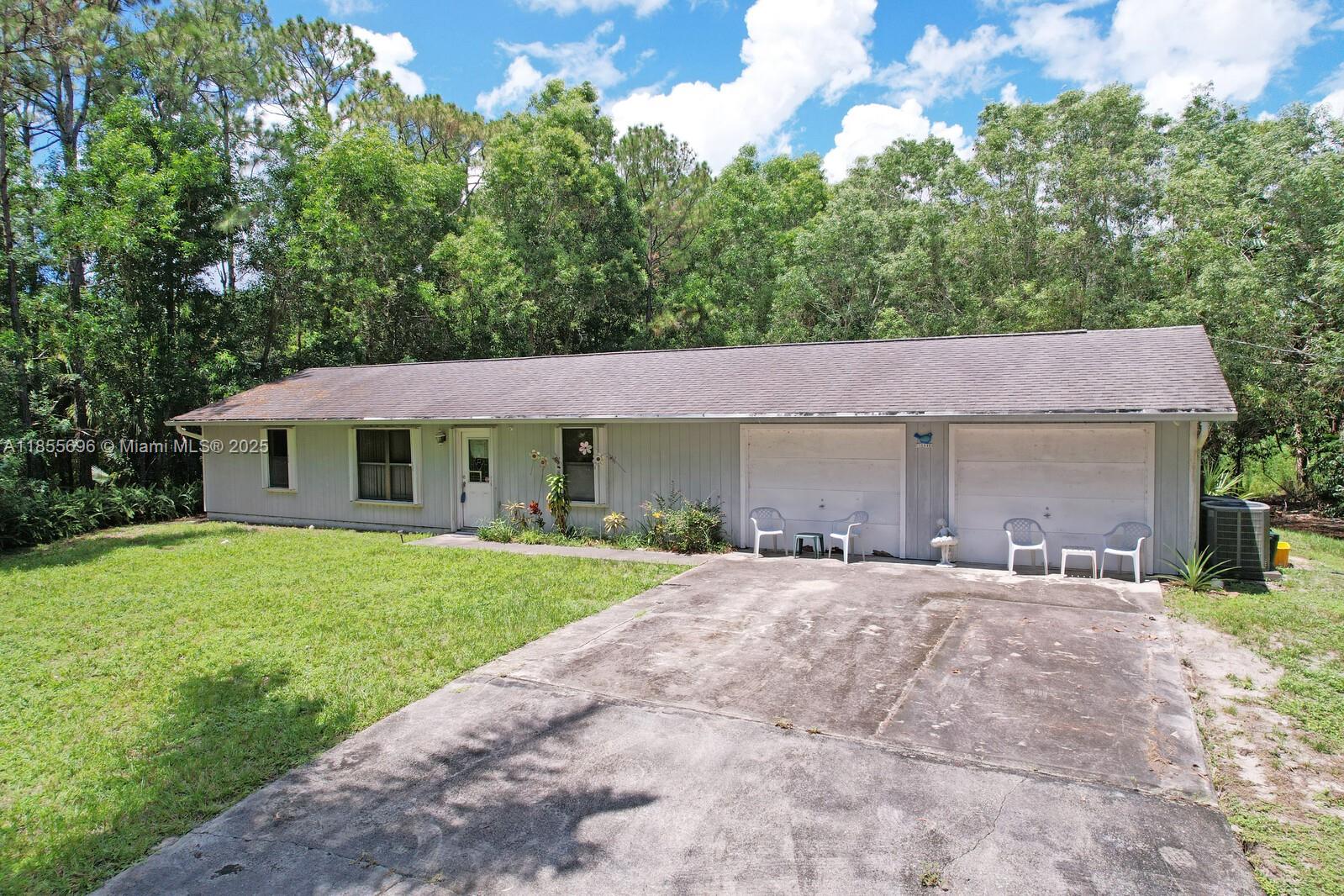 Over one acre with plenty of trees and a pond with fish and turtles. 3 bedrooms 2 baths 2 car garage. The home has extensive mold damage and is priced accordingly. There is an A rated elementary school in the neighborhood.
This is a great home for an investor for total rehab.