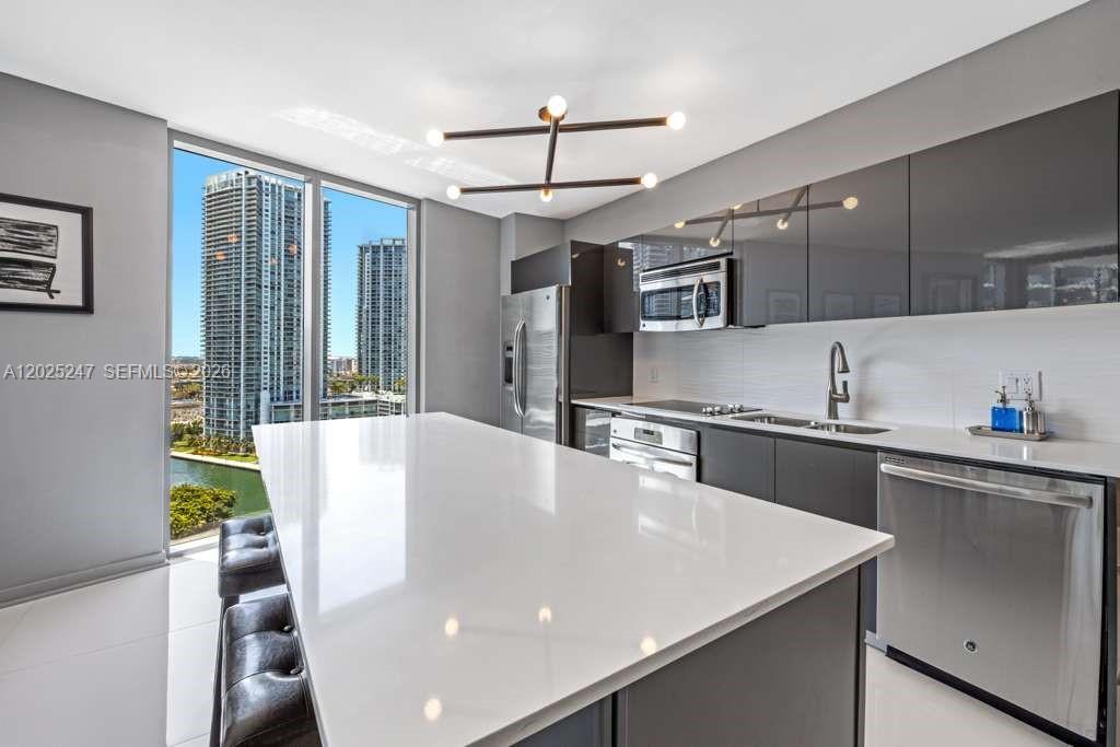 31 SE 6th St 2101