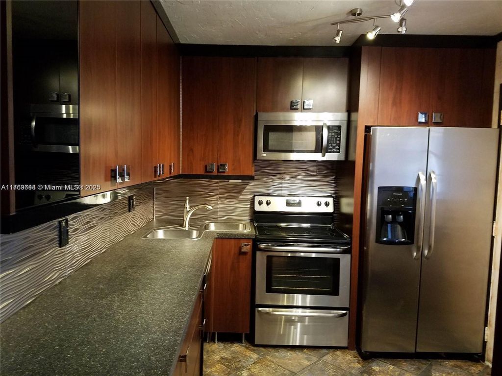 Photo of 1000 NE 12th Ave #505, Hallandale Beach, FL 33009 (MLS # A11769648)