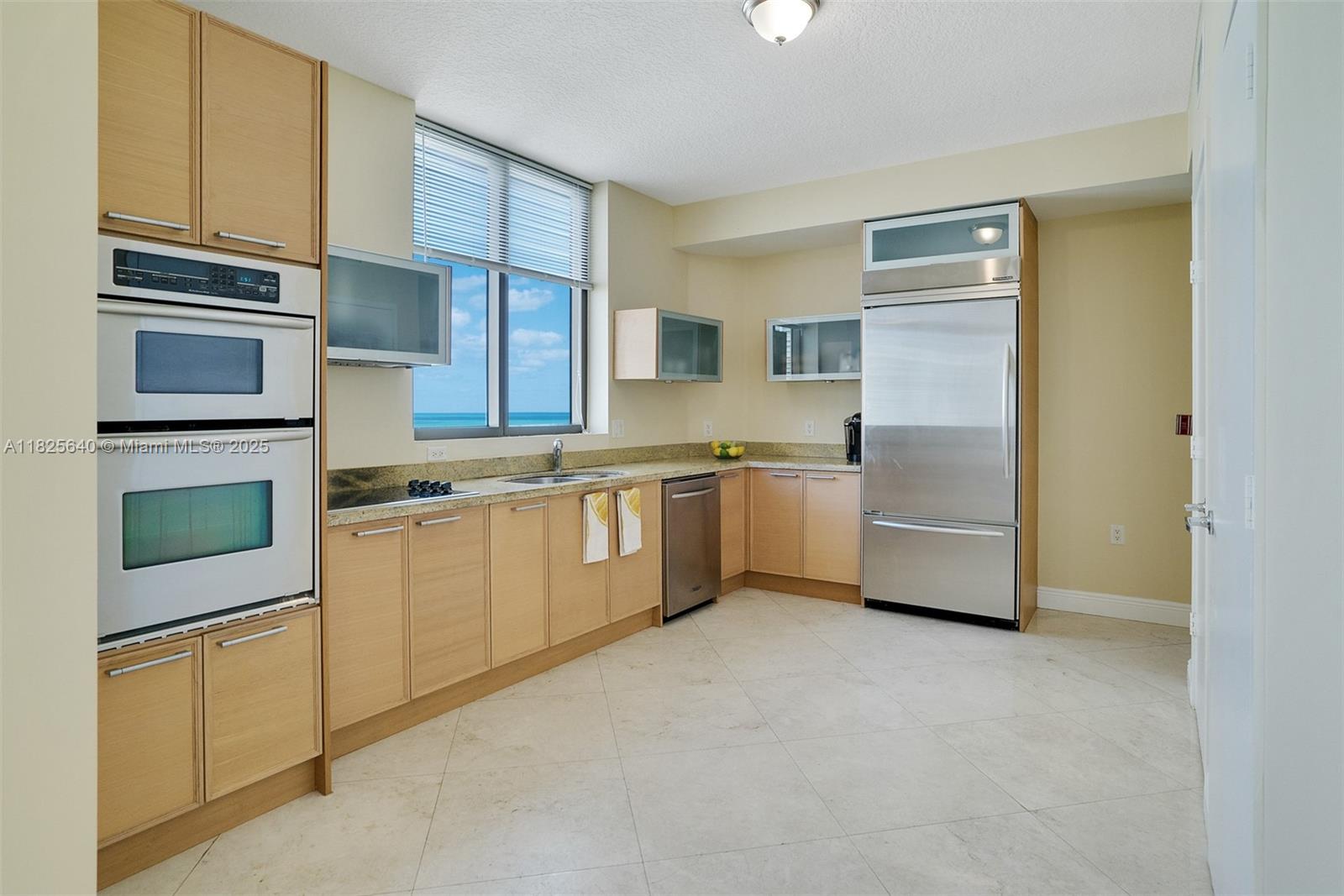 SAYAN CONDO - Residential