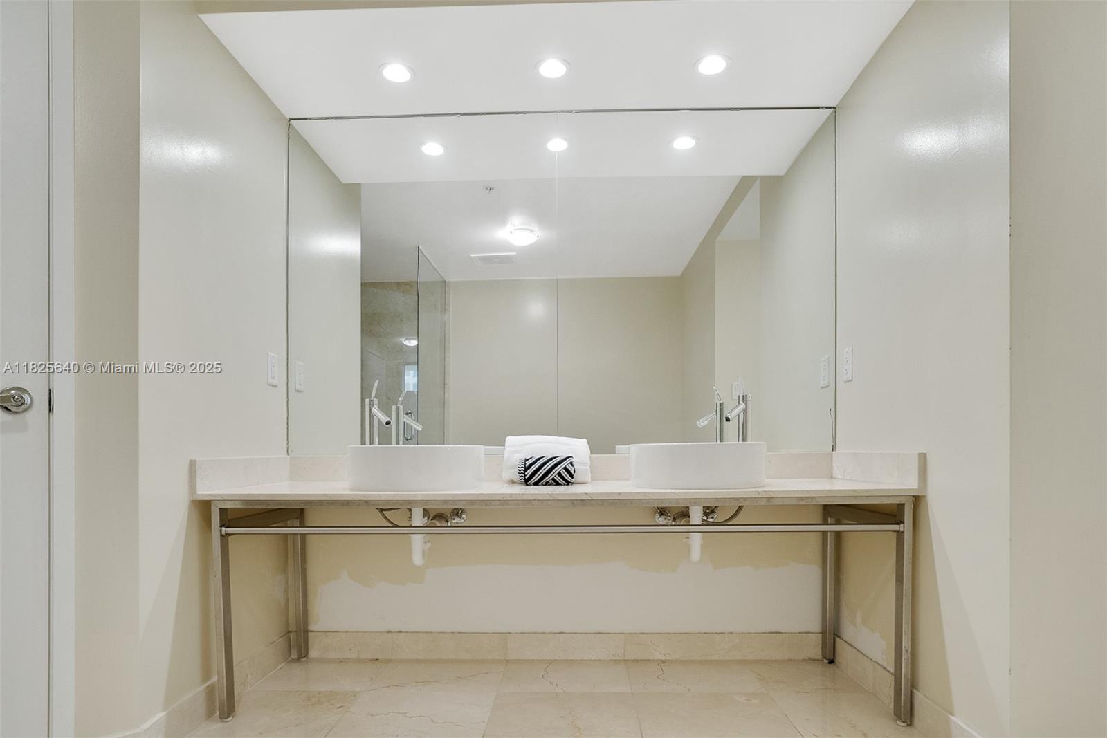 SAYAN CONDO - Residential