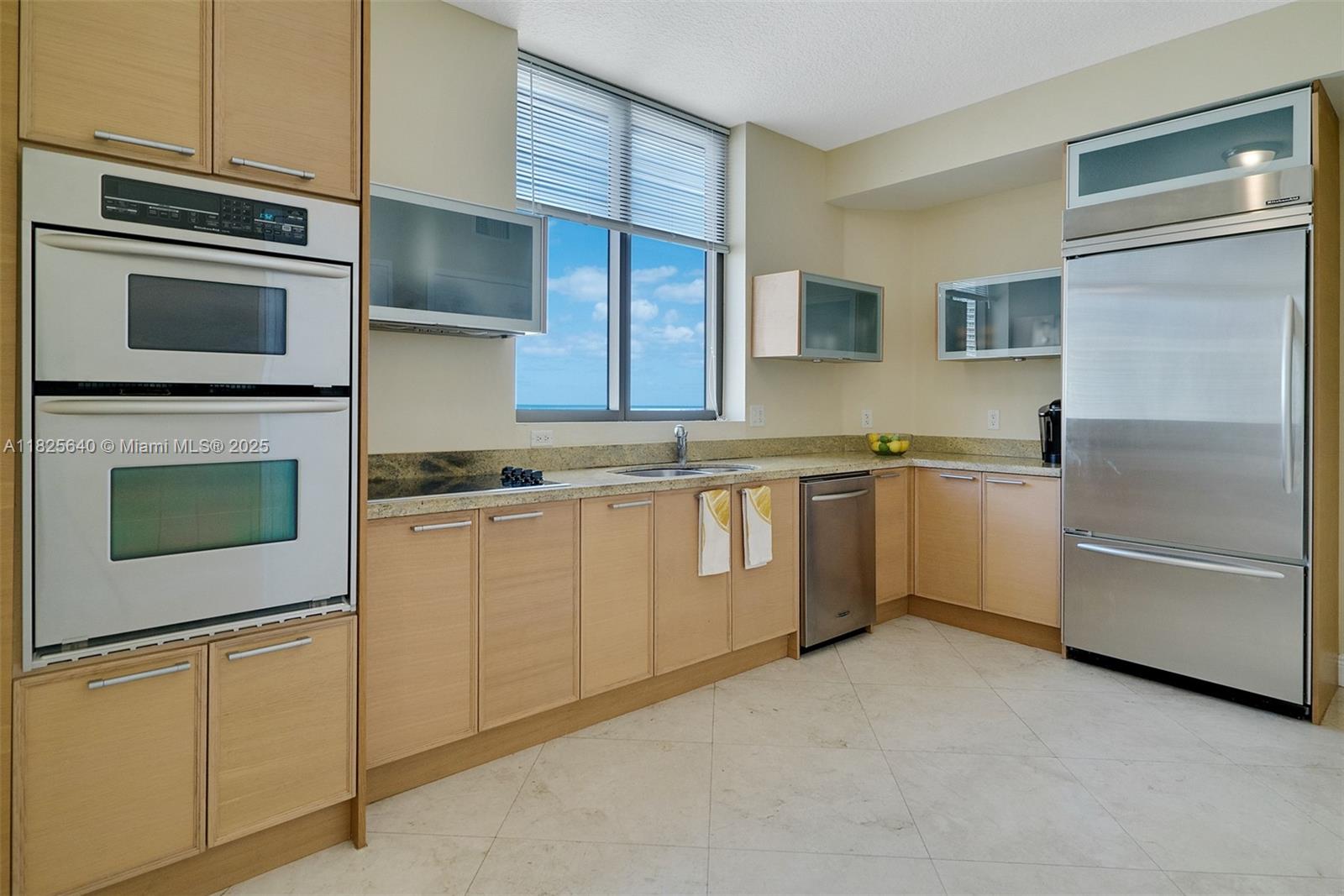 SAYAN CONDO - Residential