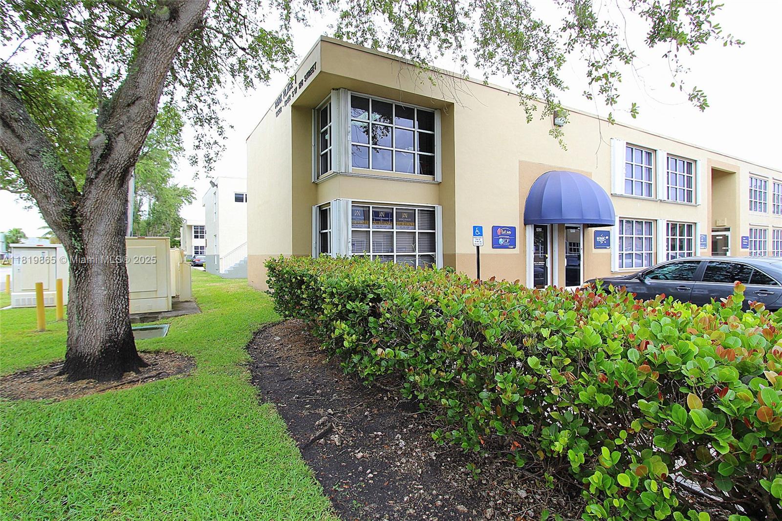 550 SQFT at $1,000 PER MONTH. WATER, ELECTRICITY, AND COMCAST INTERNET INCLUDED! Corner unit office space on the SECOND floor with a restroom. Plenty of parking space. Hurricane shutters. Full-service lease includes complex association fees.