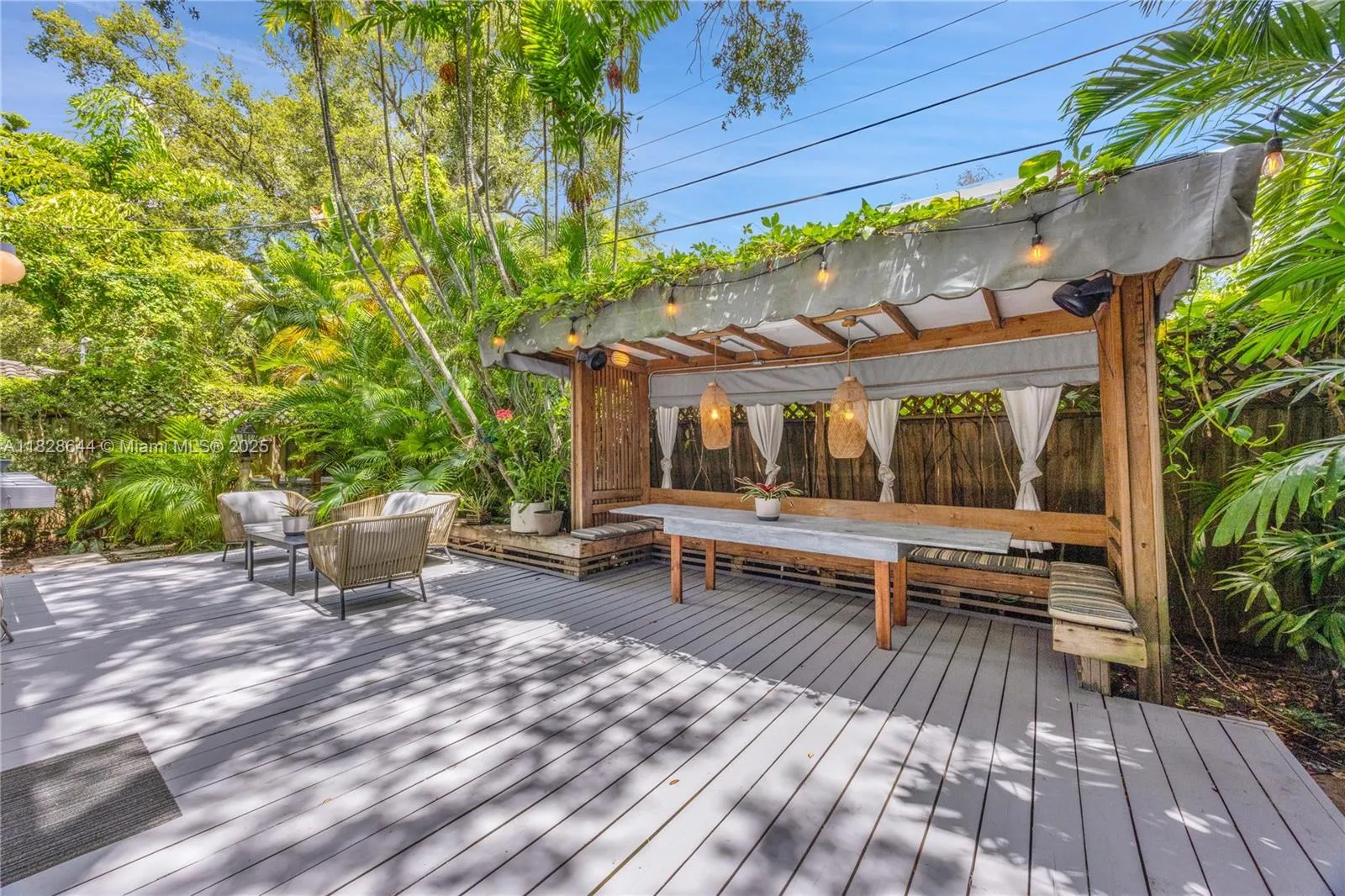 Miami, Florida 33133, United States, 3 Bedrooms Bedrooms, ,3 BathroomsBathrooms,Residential,Pending,158628