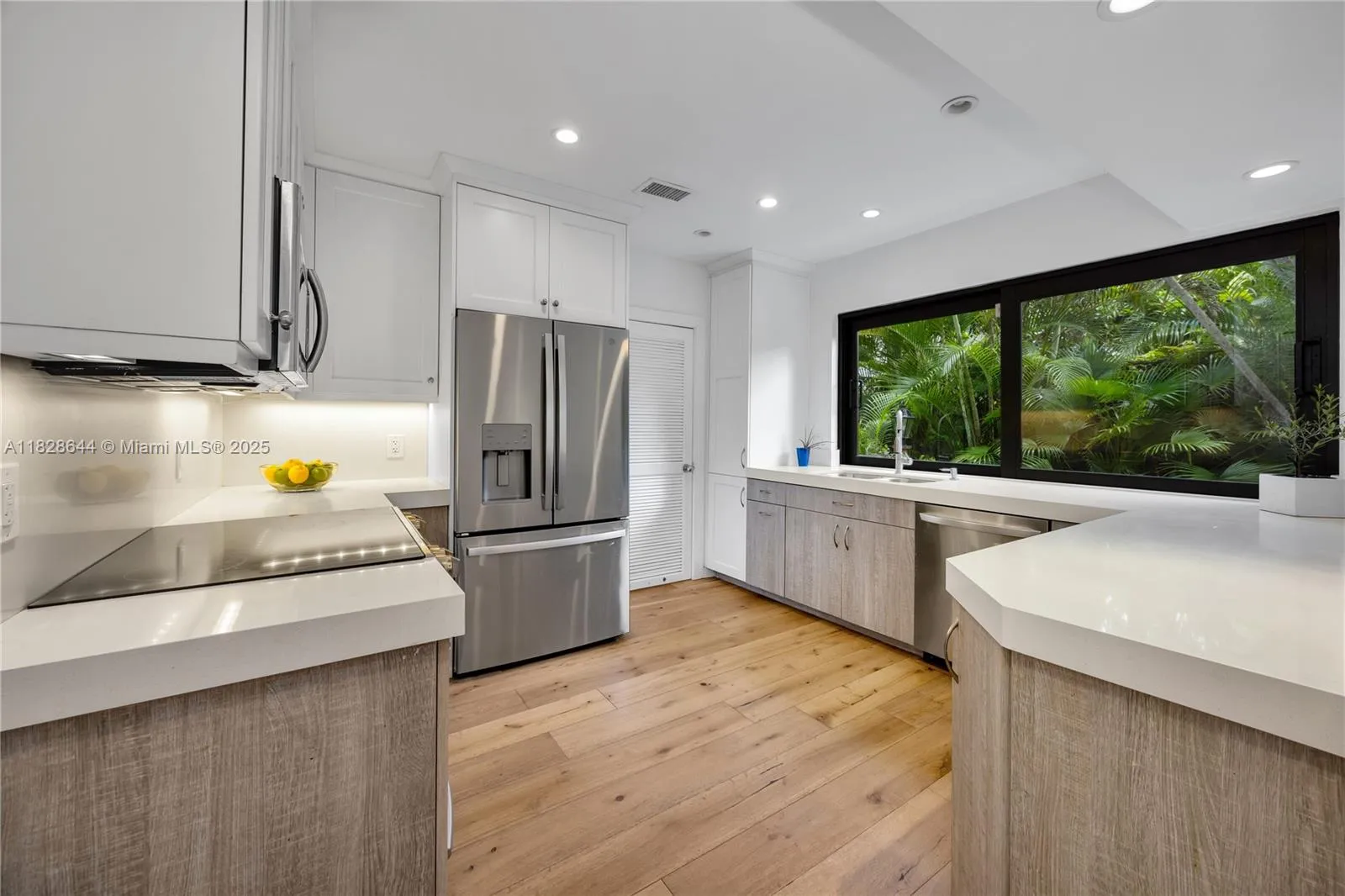 Miami, Florida 33133, United States, 3 Bedrooms Bedrooms, ,3 BathroomsBathrooms,Residential,Pending,158628