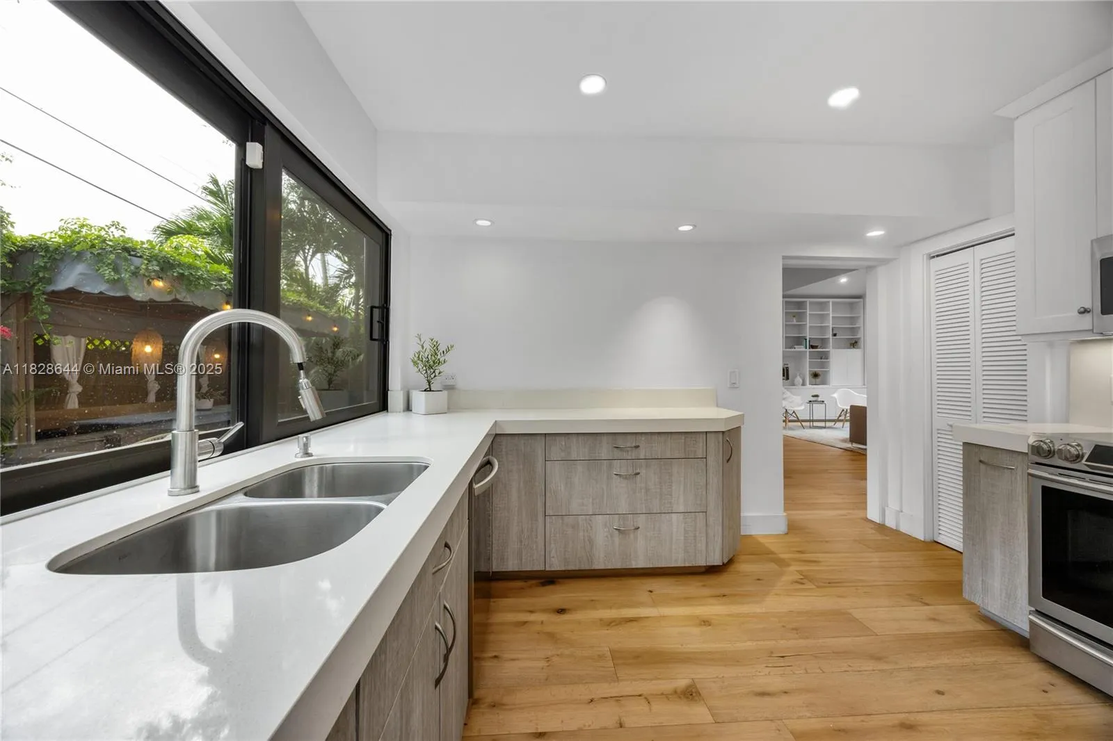 Miami, Florida 33133, United States, 3 Bedrooms Bedrooms, ,3 BathroomsBathrooms,Residential,Pending,158628