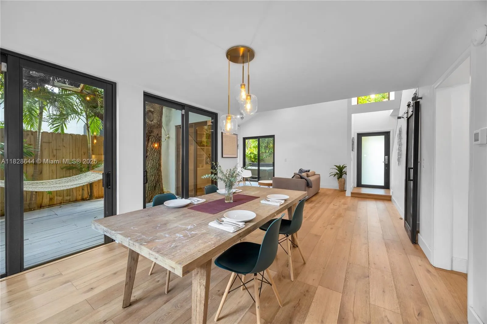 Miami, Florida 33133, United States, 3 Bedrooms Bedrooms, ,3 BathroomsBathrooms,Residential,Pending,158628