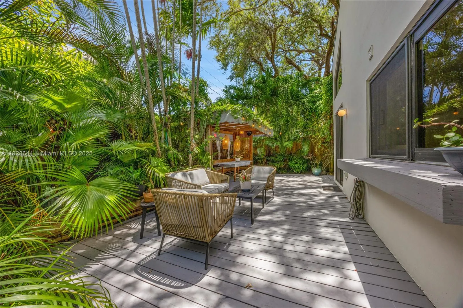 Miami, Florida 33133, United States, 3 Bedrooms Bedrooms, ,3 BathroomsBathrooms,Residential,Pending,158628