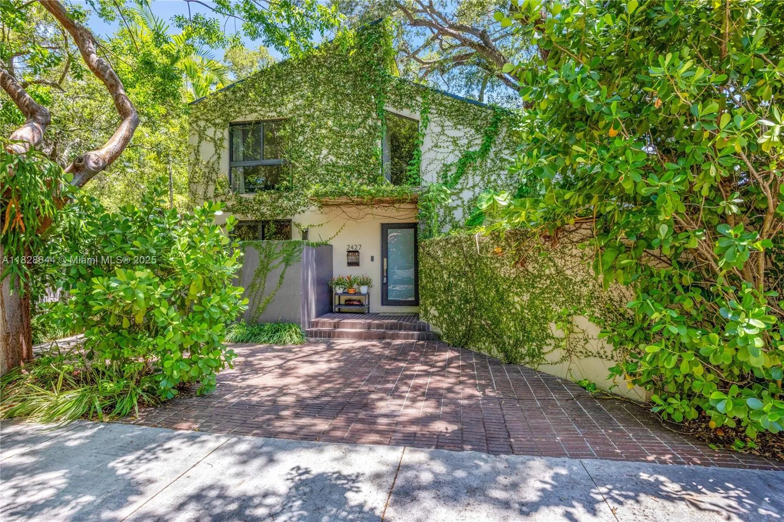 Miami, Florida 33133, United States, 3 Bedrooms Bedrooms, ,3 BathroomsBathrooms,Residential,Pending,158628