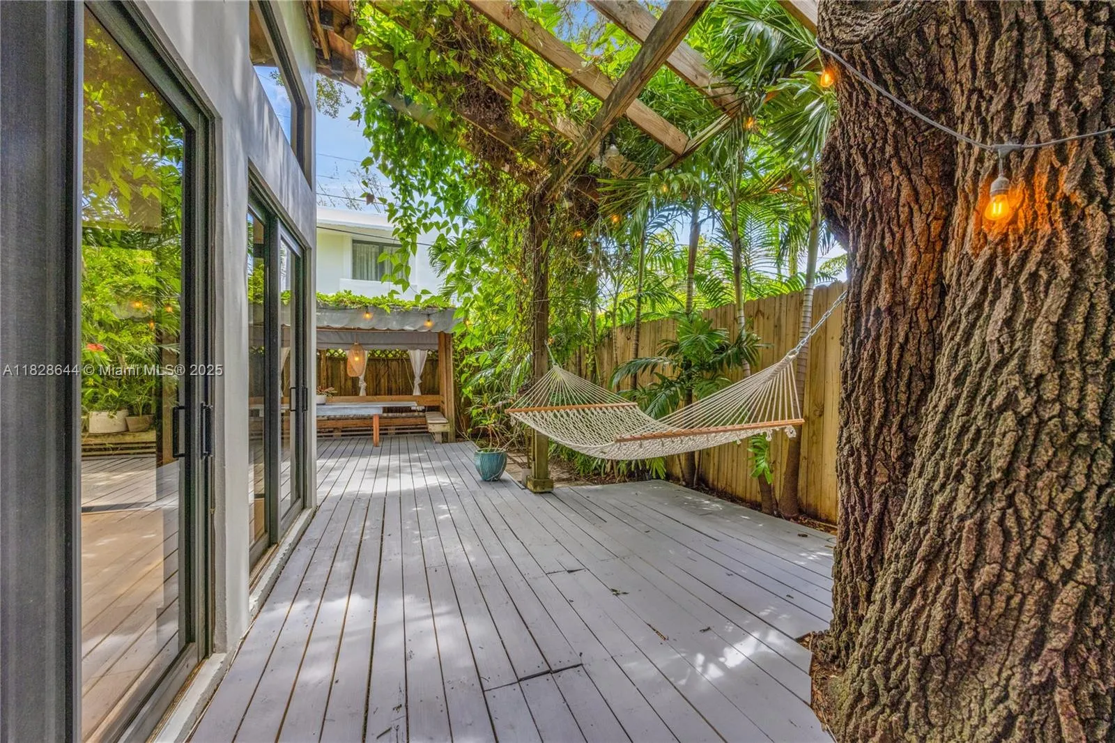 Miami, Florida 33133, United States, 3 Bedrooms Bedrooms, ,3 BathroomsBathrooms,Residential,Pending,158628