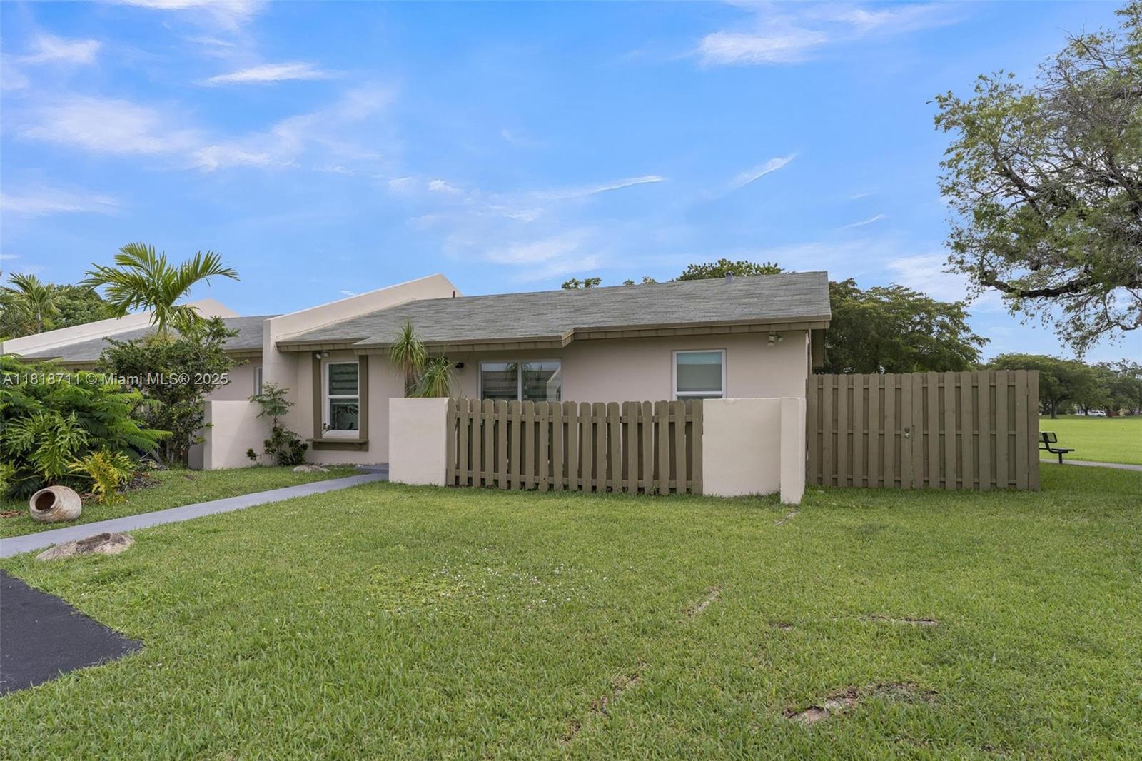 DEVON-AIRE VILLAS SEC 1 - Residential
