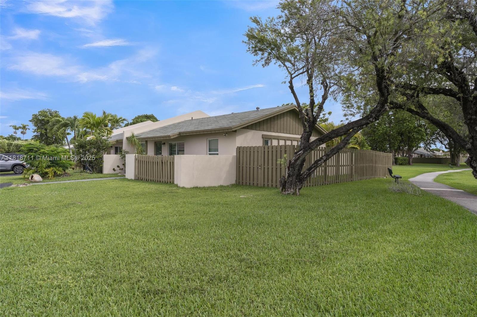 DEVON-AIRE VILLAS SEC 1 - Residential
