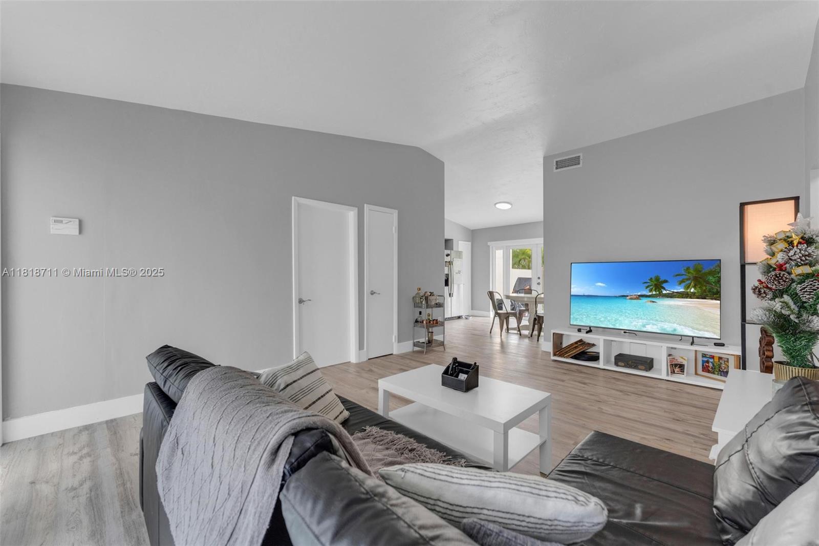 DEVON-AIRE VILLAS SEC 1 - Residential