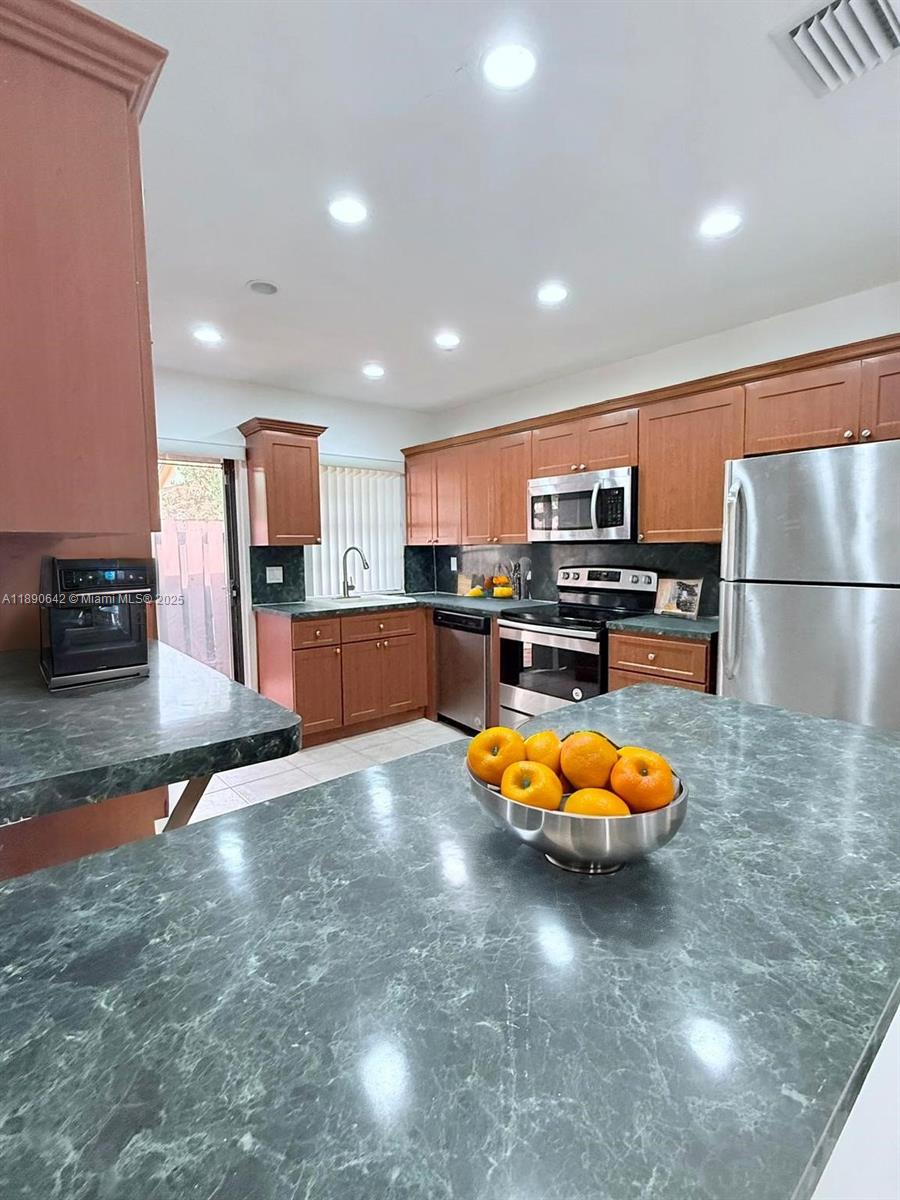 TANGLEWOOD TOWNHOMES - Residential Lease