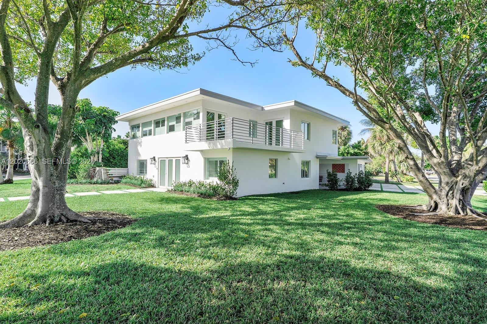 1903 Bay Dr