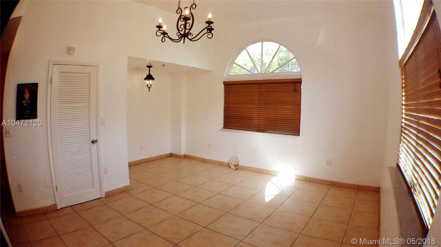 Cozy studio, remodeled, new appliance, corner unit with 2 big arched windows, very bright, high ceiling, 4 blocks from the beach, on the heart of South Beach.