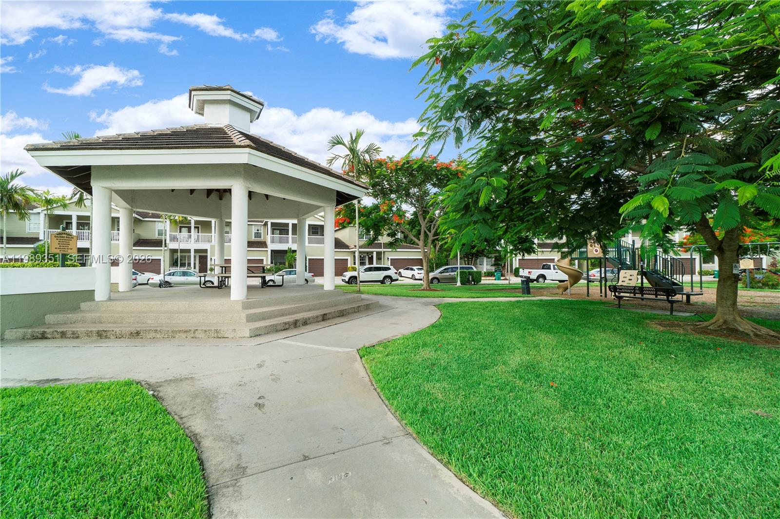 KENSINGTON MANOR - Residential